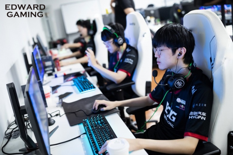 韩网热议RNG绝境翻盘EDG:一万经济俱乐部创始人EDG