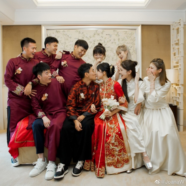 大秀恩爱,韦世豪给妻子社媒留言:8年之后还有下一个80年