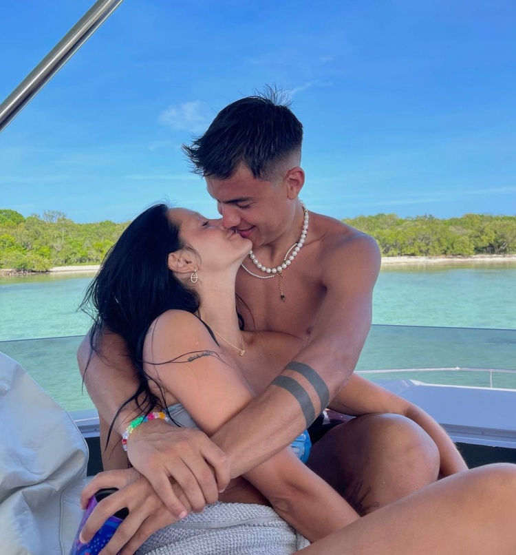 相恋4周年!迪巴拉与女友海边度假甜蜜亲吻❤️