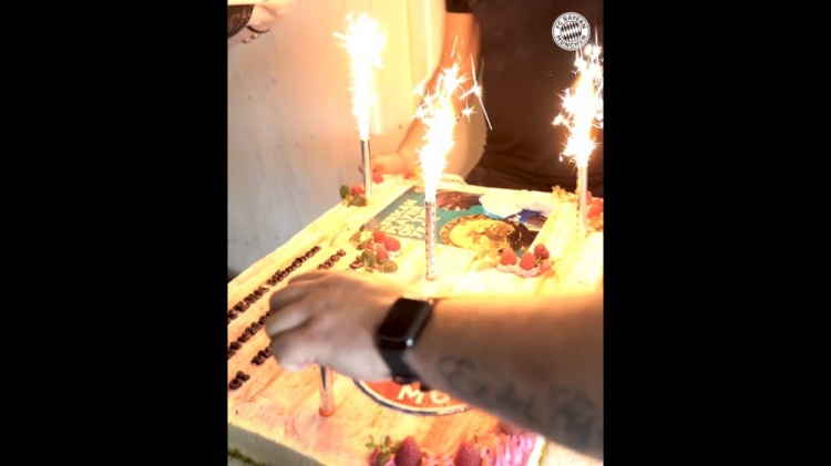 超级大蛋糕，拜仁为马内获得非洲年度最佳球员举行庆祝仪式