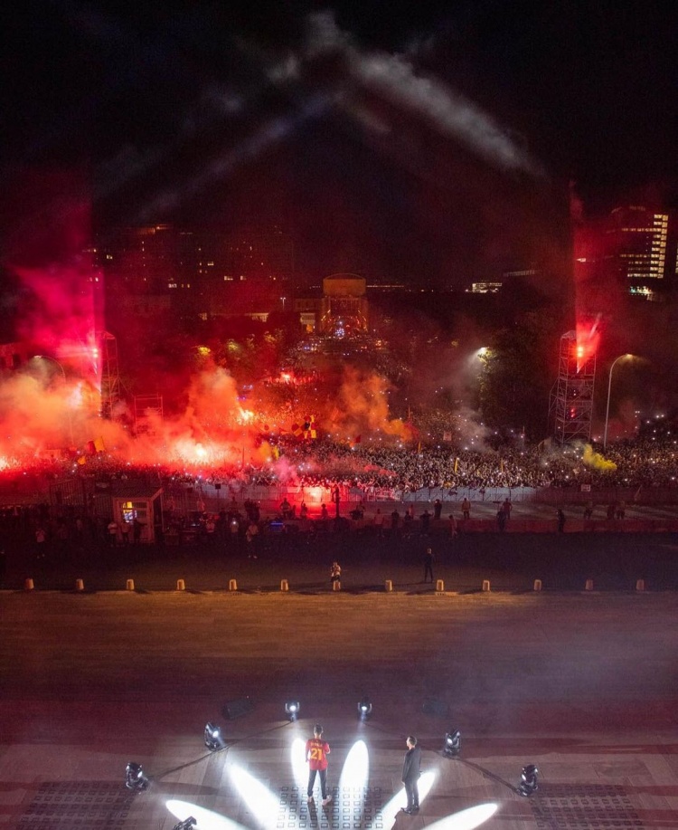 万人空巷合唱队歌?只为迪巴拉的到来!