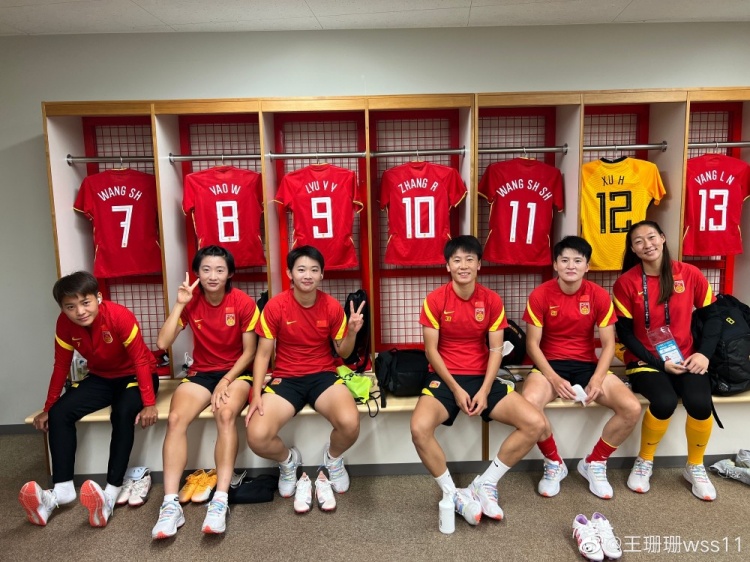 队长王珊珊晒中国女足合影:我们会继续加油 再接再厉
