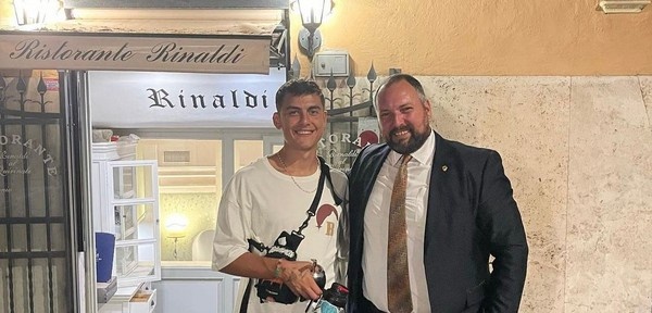 开始首都新生活,迪巴拉在罗马街头餐馆就餐