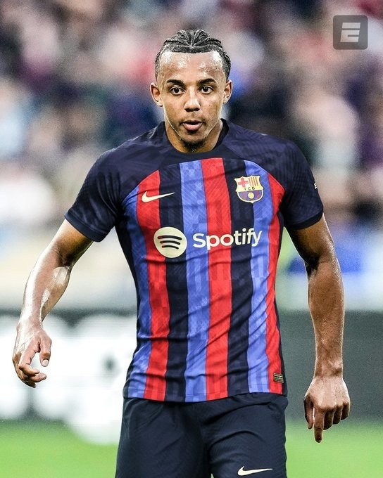 内维尔嘲讽:等巴萨想赶走孔德时,他能不能拿到全额工资?