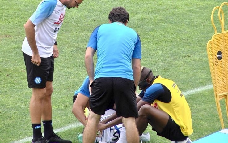 上上对抗!金玟哉训练中踢伤奥斯梅恩,经检查并无大碍