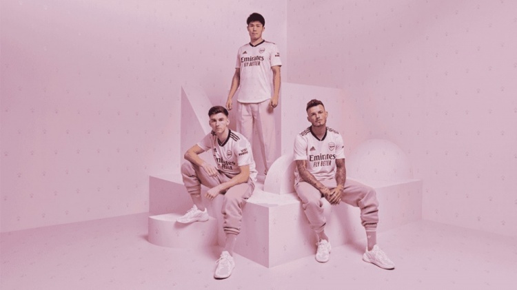 颜值如何?阿森纳第三球衣正式发布:“少女粉”搭配“海军蓝”