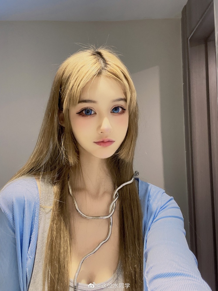 PCL Wuk战队女选手ruiwen晒照：有些女孩生来就代表勇敢