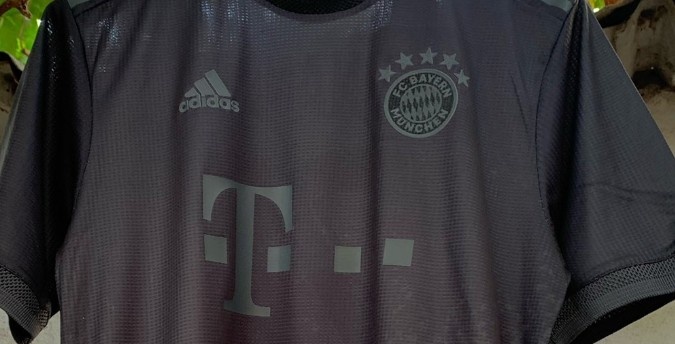 拜仁新赛季第三球衣谍照：夜灰色+队徽菱形图案