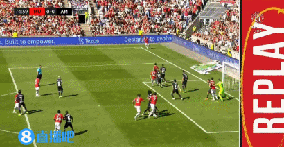 啥情况啊?马奎尔头球错失良机,落地后被B费推了一下