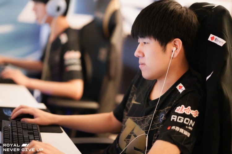 微博热议RNG险胜JDG:效果拉满了这个BO3 太亏贼了