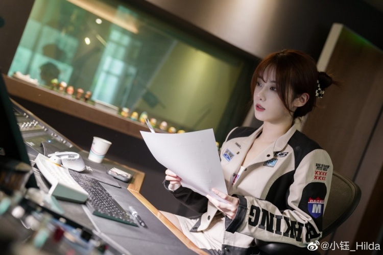 LPL主持人小钰：时隔一百年终于去录歌啦 今天也是帅鱼