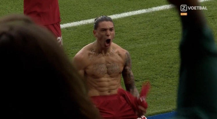 努涅斯红军正式比赛首秀破门，脱衣怒吼庆祝