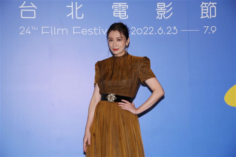 贾静雯开深V!里面没穿辣裸东西球一转身春光全泄电晕网