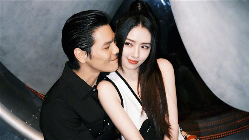 向佐爆出轨神隐!网传与郭碧婷「根本没领证」 向太说话了