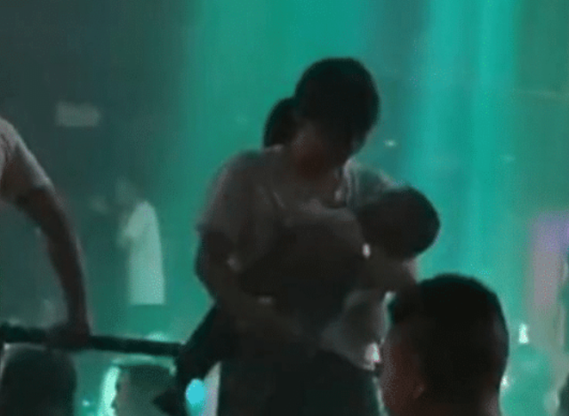 “夜店妈妈”抱一岁娃蹦迪,迷离灯光下疯狂扭动,孩子哭到睡着!