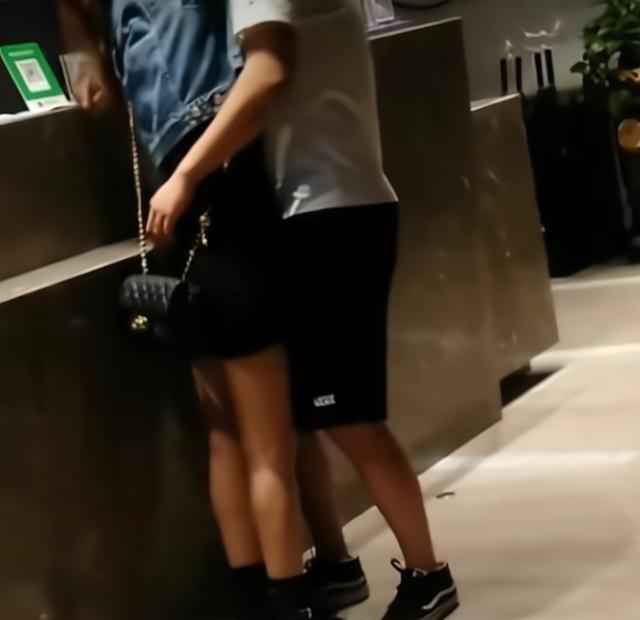 酒店内一对男女相拥后告别,互打电话给老公老婆,对话内容让人无语