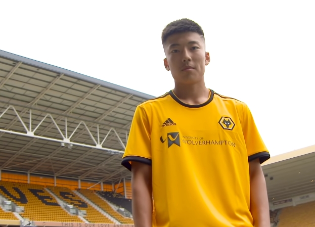 何朕宇随狼队U21前往美国参加邀请赛，22日首战切尔西U21