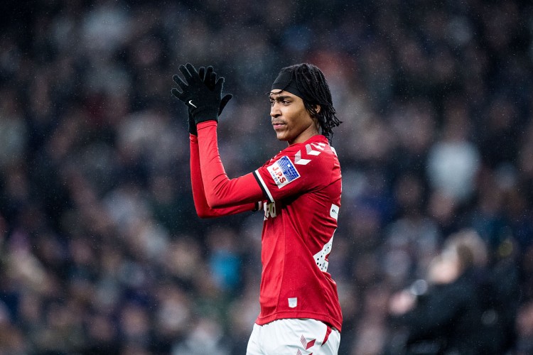 天空体育:热刺在与米德尔斯堡深入谈判,有望本周签下斯彭斯