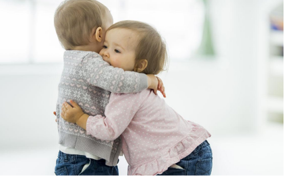 洗完澡孩子需要擦抚触油的,贝亲抚触油,长痱子的用桃子水