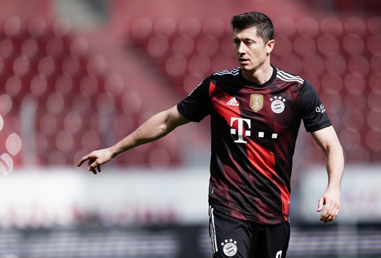 连续两天,图片报:莱万今天训练集合又一次迟到