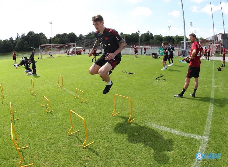 跟队记者:拜仁叫停了费恩到洛杉矶的转会,准备季前赛看他表现