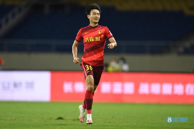 张威vs武汉长江全场数据:射门2次打进2球,获评8.4分全场第一