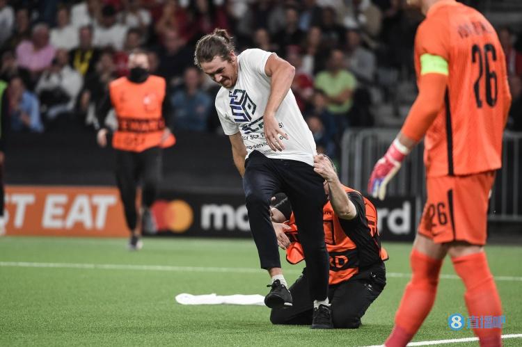 英足总、英超发表联合声明,球迷擅自闯入球场将遭严惩