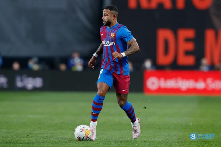 跟队记者：我被告知，莱万有意购买德佩在巴塞罗那的房子