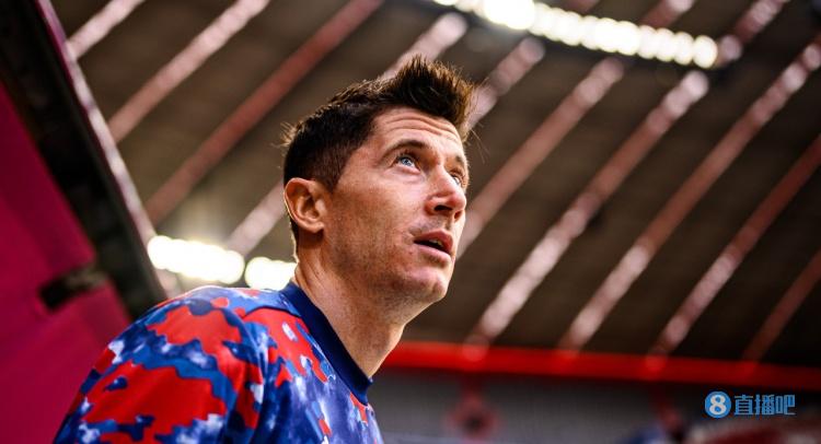 记者:莱万经纪人将拿到2000万欧佣金,分四年支付