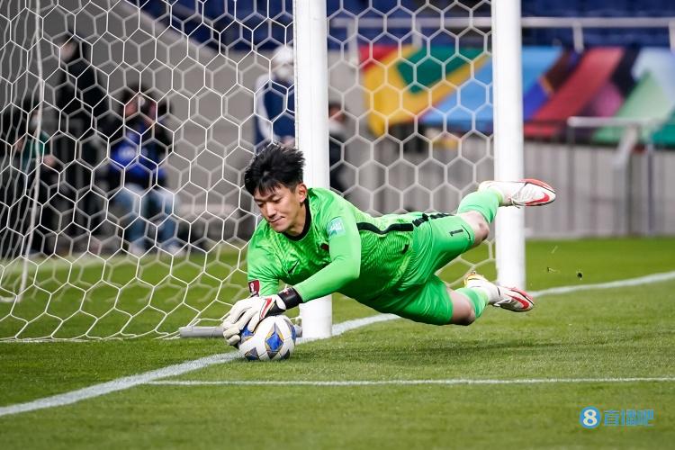 足球报：颜骏凌因国家队表现自责难以自拔，上海德比或成转折点