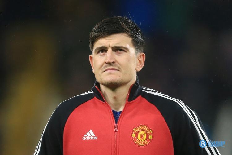 曼晚:滕哈赫支持马奎尔继续担任队长,他对这名中卫有重要计划