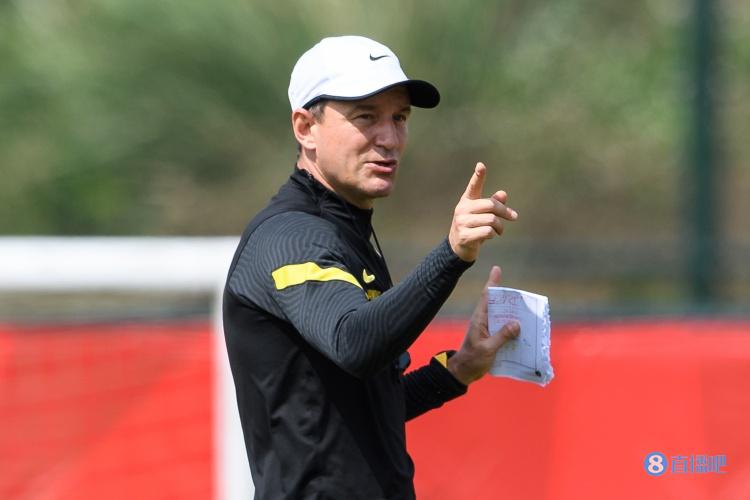 粤媒：国足选拔队首练节奏快且强度大，完全开放展现积极一面