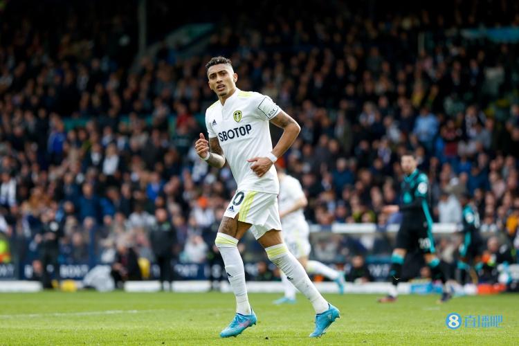 阿斯报:巴萨正在加快引进拉菲尼亚的进程,同时希望续约登贝莱