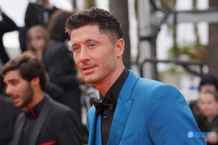 记者:莱万通过了巴萨体检,现在可以完成签约