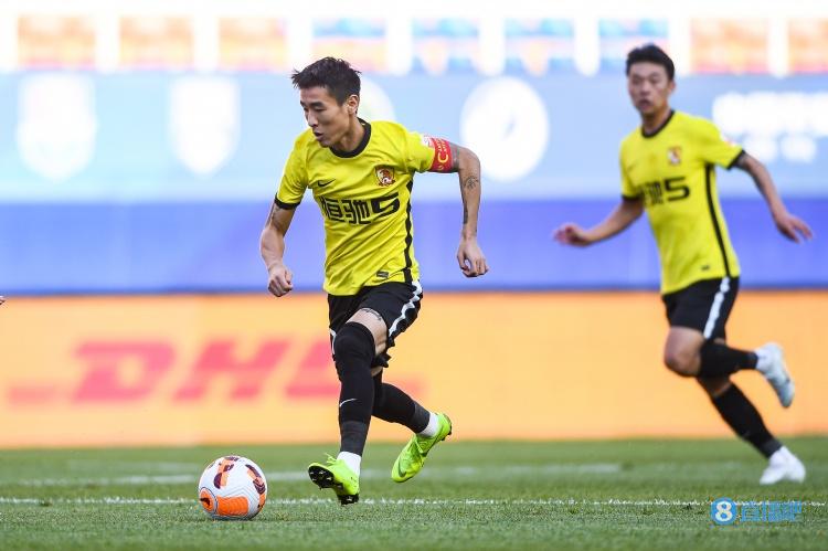 粤媒:广州队连续4轮进球有进步,但不赢球保级任务仍非常困难