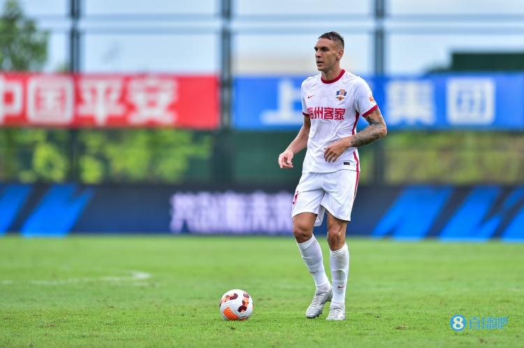 杜加利奇本赛季10次头球攻门创中超之最,其中6次射正并列费莱尼