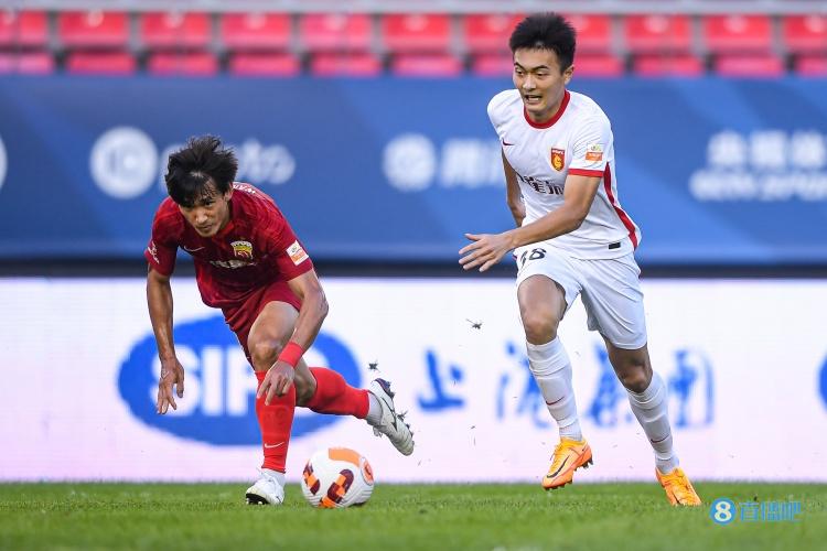 足球报：张威连续奉献抢眼表现，引发是否征召他参加东亚杯的讨论