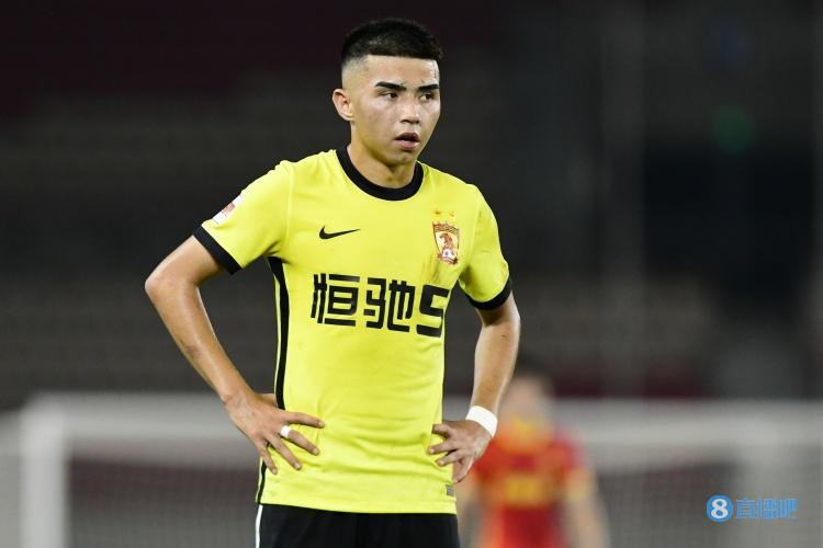 足协官方：广州队球员艾菲尔丁因暴力行为停赛3场，罚款3万