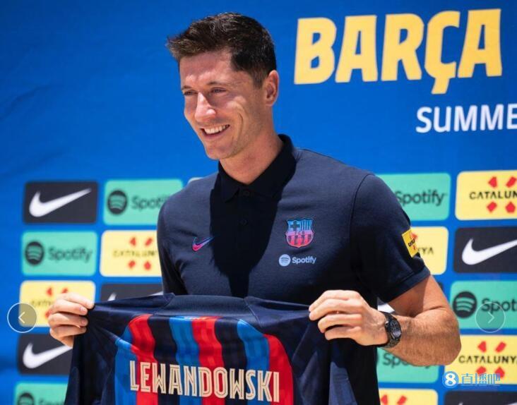 波兰媒体:巴萨计划8月5日在诺坎普为莱万举行亮相仪式