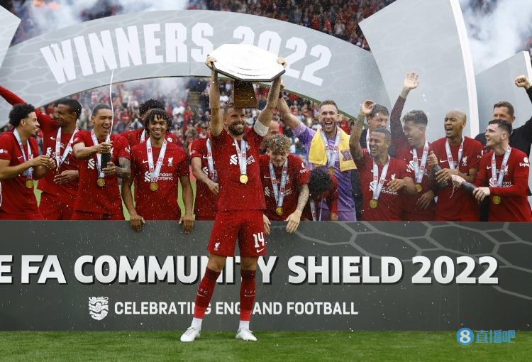 恭喜!利物浦众将领奖牌,亨德森举起社区盾