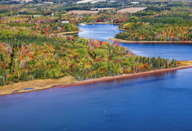 爱德华王子岛,是加拿大最小的一个省,位于圣劳伦斯湾内