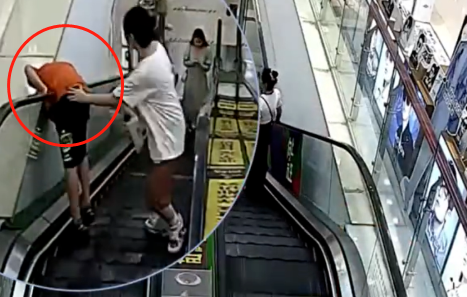 男孩乘扶梯时探头,头颈瞬间被折180°!