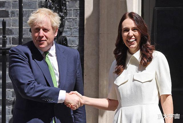 新西兰女总理见英国首相,努力挣脱大力握手,奶白裙撞衫凯特王妃