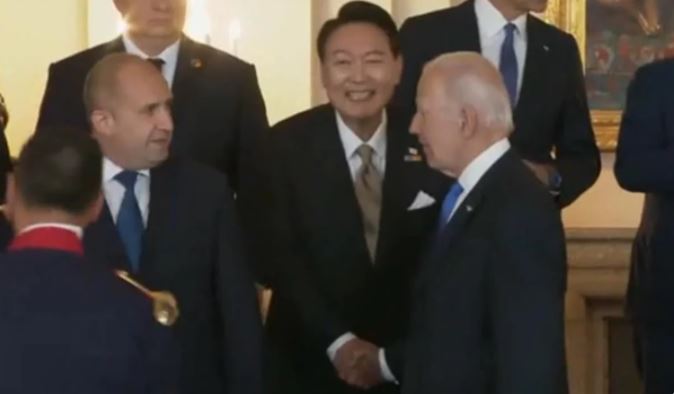 第一张照片卑躬屈膝！第二张照片黯然销魂！韩国总统的屈辱时刻