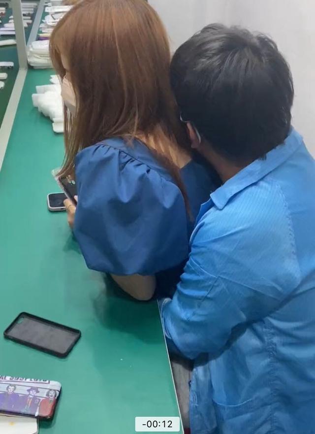 广东：一对情侣工作场所玩亲密遭网友热议：这是工作，不是公园