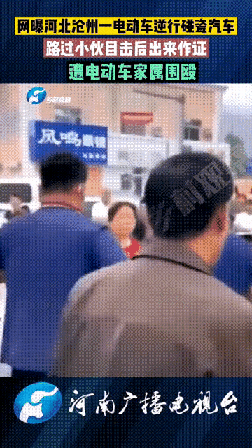 太猖狂了!河北沧州发生一件令人发指的事,一名白衣小伙子被一群人围攻、殴打