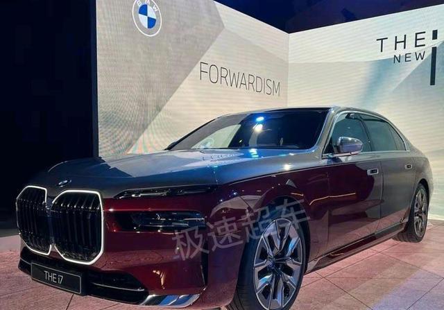 “顶配”宝马7系:“丹凤眼”大灯+双色车身,气场再升级,更霸气