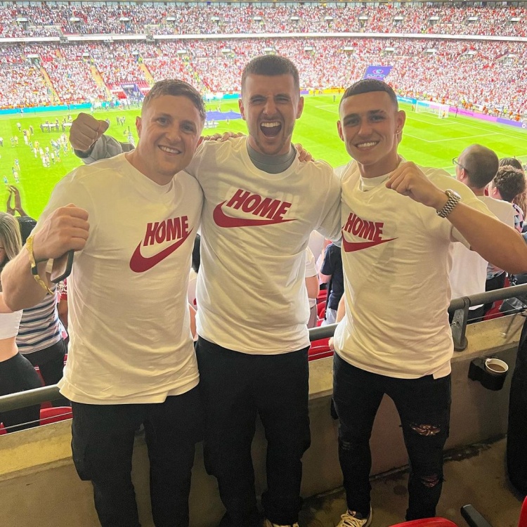 芒特晒与福登观赛合照:恭喜英格兰女足,你们配得上这个冠军!