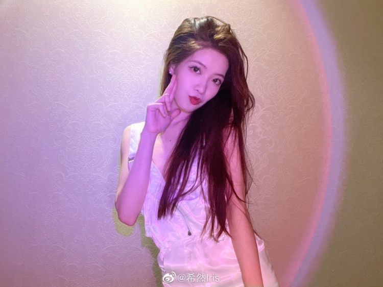 主持希然晒照:好奇红色的味道吗?