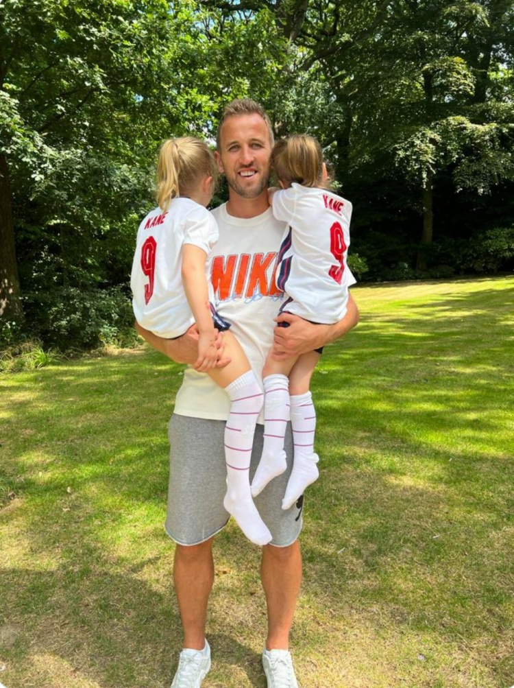 凯恩晒与女儿合照:英格兰女足问鼎欧洲杯将激励一代人
